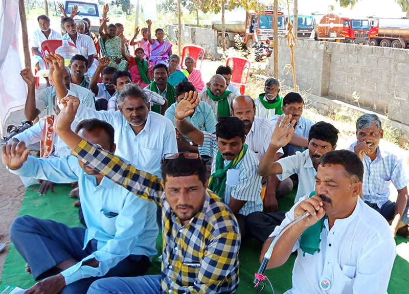 ಹನೂರು: ವಿವಿಧ ಬೇಡಿಕೆಗಳ ಈಡೇರಿಕೆಗೆ ಒತ್ತಾಯಿಸಿ ಧರಣಿ